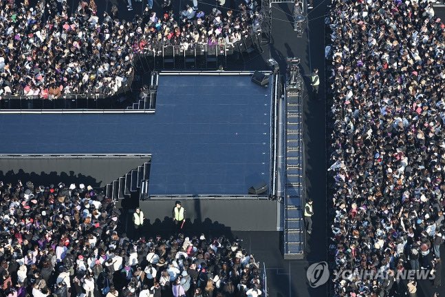 OMG JUST LOOK AT THE CROWD 😭😭

#BTSLiveOnNetflix