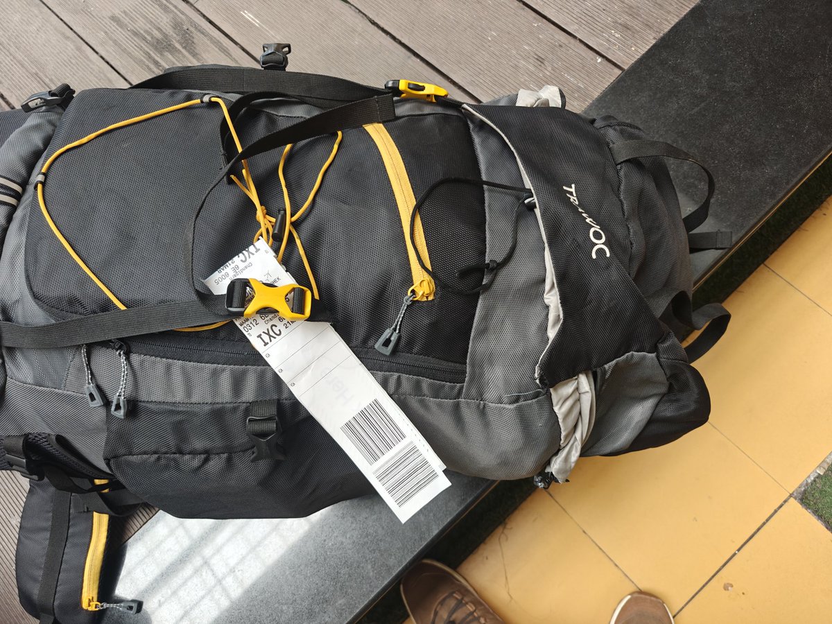 a4abhi93's tweet photo. Disappointed with my experience at Chandigarh Airport. My luggage was damaged (torn) while coming via the conveyor belt. This is unacceptable handling of passenger baggage.
Request immediate attention and resolution.
@IndiGo6E @AAI_Official @MoCA_GoI
PNR: K3VZS1
Flight: 6E 785 https://t.co/sie6evkkh8