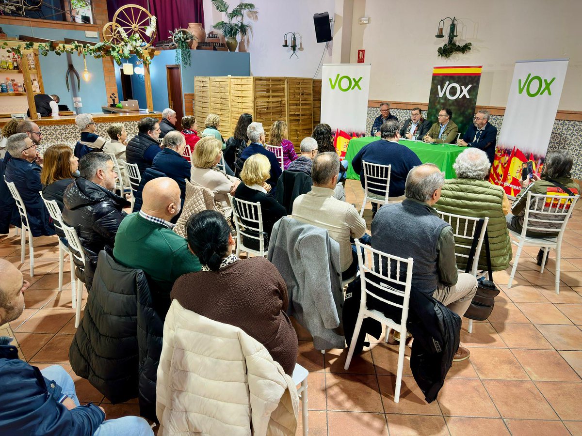 voxsanfernando's tweet photo. ✅Gran ambiente en el encuentro con afiliados y simpatizantes que celebramos ayer en #SanFernando.
🇪🇸Gracias a todos por vuestro compromiso. Unidos somos más fuertes. https://t.co/b4zeS54MsI