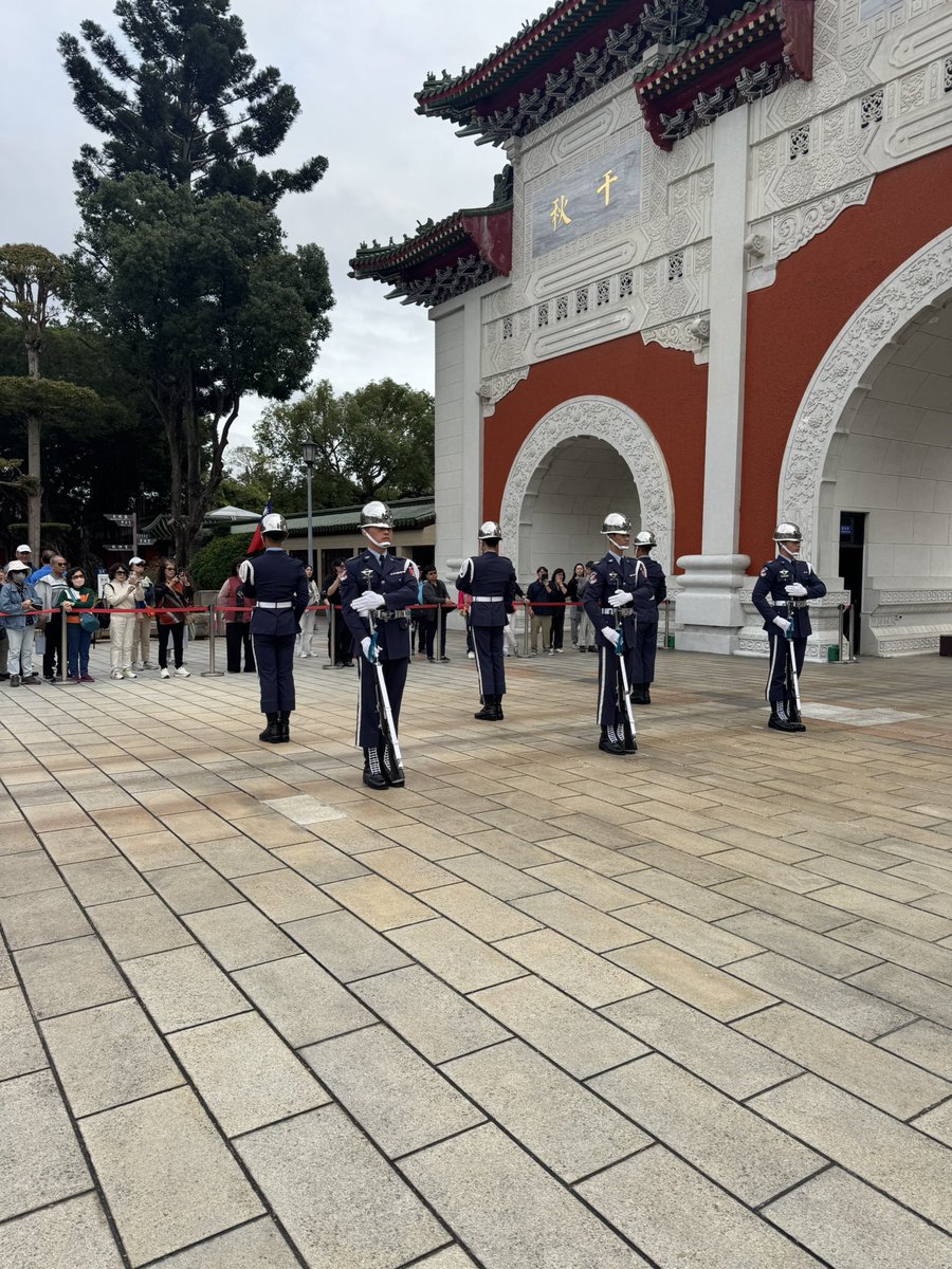 定刻で桃園国際空港へ到着、1960のバスでホテルへ
チェックインして、荷物を預けて忠烈祠 へ
衛兵の交替式を動画で撮ってたつもりが写真で撮ってて失敗したわ・・・
#台湾旅行
