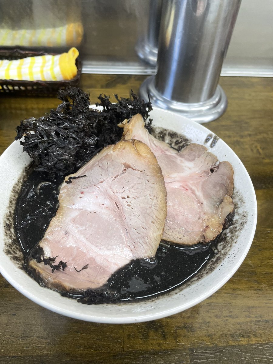beroon1985's tweet photo. 行徳駅
麺屋　よしすけさんで
🦑濃厚煮干し超BLACK🦑🍜
漆黒な見た目とは逆で
濃厚煮干しにイカ墨のコクまろやかさでむしろ優しい😍
先日の二層式も気になる…💦
バラエティ豊かな限定ラーメンは注視しなくてはいけないお店。
本日も美味しかったです🔥
ご馳走様でした https://t.co/j2PU1RgcnW