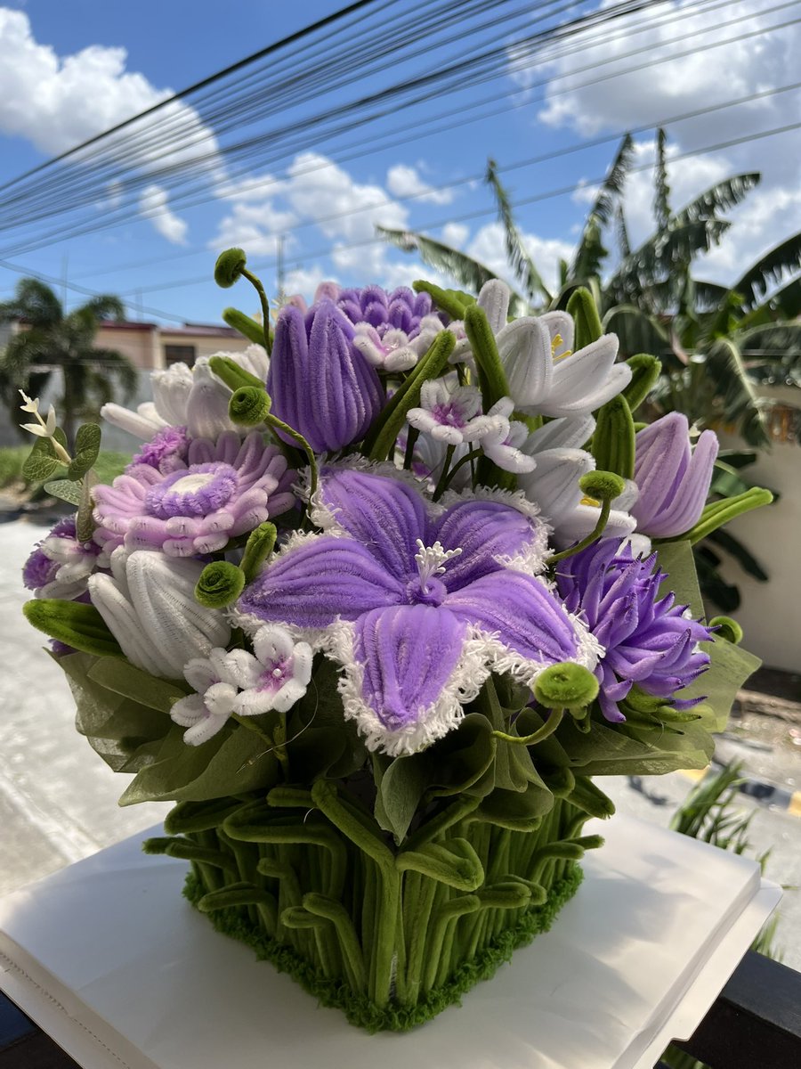 lunchboxnibea's tweet photo. okay nalang sakin kung di ako nakapunta sa event, atleast yung gawa ko na flowers ayan hawak hawak ng nag iisang @beabinene 🫠😭💜 

ilysm mowm!! see you soon 🫶

inspired sa BTS and Bearries official color yung flowers HAHAHAHAHA https://t.co/h7iy3h0u0P