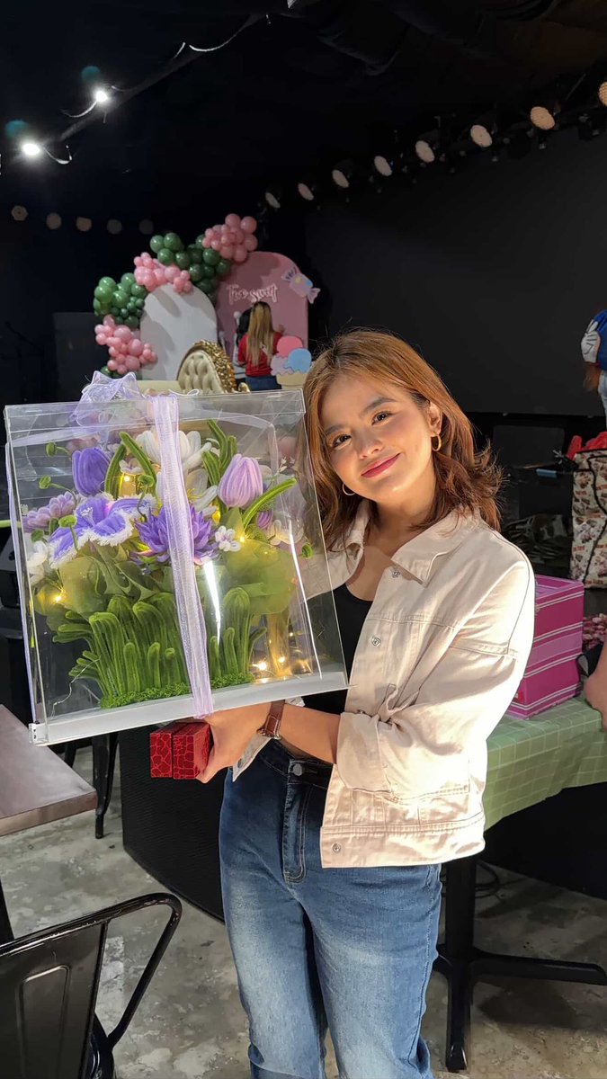 lunchboxnibea's tweet photo. okay nalang sakin kung di ako nakapunta sa event, atleast yung gawa ko na flowers ayan hawak hawak ng nag iisang @beabinene 🫠😭💜 

ilysm mowm!! see you soon 🫶

inspired sa BTS and Bearries official color yung flowers HAHAHAHAHA https://t.co/h7iy3h0u0P