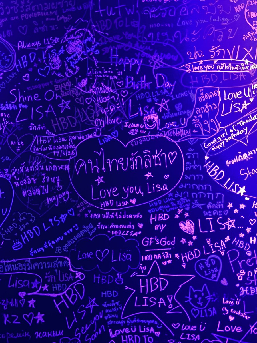 เห็นข้อความที่เขียนว่า  “คนไทยรักลิซ่า” แล้วจะร้อง คนรักน้องลิซมากมายจริงๆนะลูก  หนูสมควรถูกรักมากจริงๆ💛  <a href="/wearelloud/">LLOUD</a> 

#LISA #LISAxAlterEgo 
#AlterEgo_BKK
#AlterEgoPopup #BangkokKunsthalle