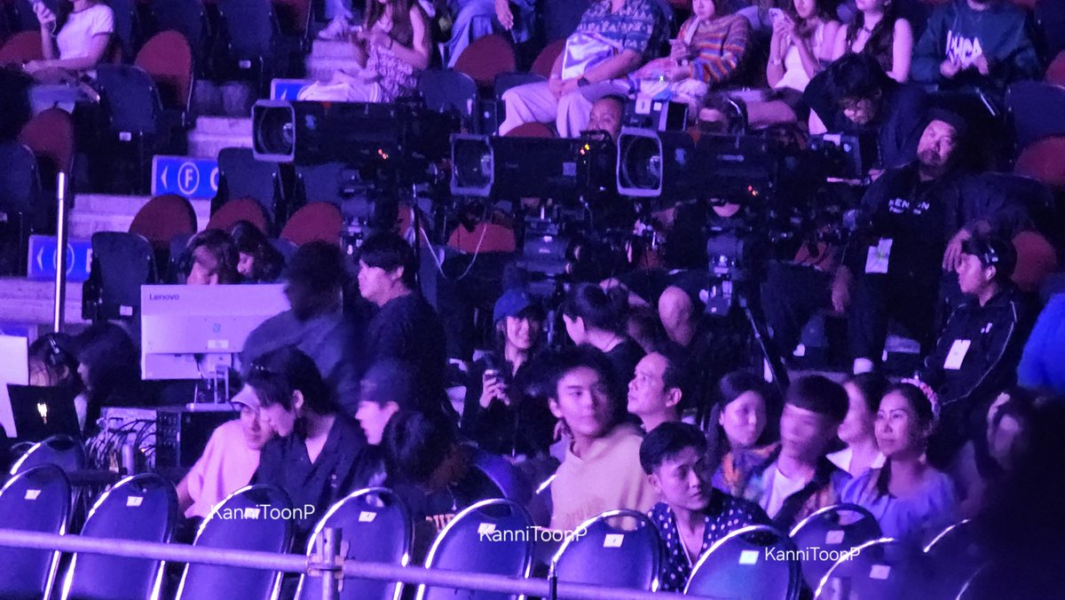 คนหล่อเดินผ่านหน้า ช็อก น้องๆเทรนนีมาแบบเทอโผล่มาจากไหนมาก 😆 ถ่ายตอนเดินผ่านไม่ทันได้แต่ทักน้องแบบงงๆ

#DICEใหญ่แล้วสิเฮ็ดหยังก็ไดซ์
#YUWATANABE #PEEMTANAT