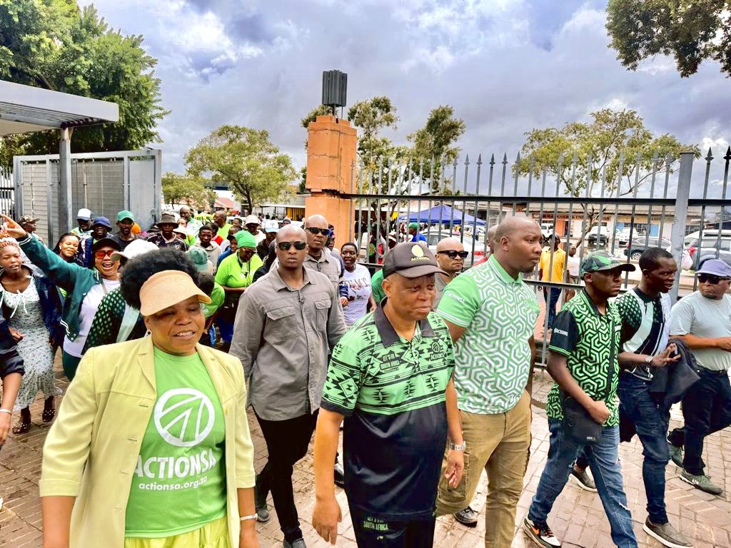 Funzi_Ngobeni's tweet image. In Sharpeville this morning.

Not just to remember, but to stand in the same place where history changed and remind ourselves that the work is not finished. #HumanRightsDay #humanrightsmonth 🇿🇦💚