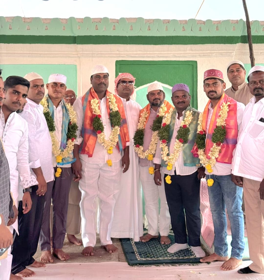 BalvanthRaipole's tweet photo. *ఈరోజు రంజాన్ పర్వదినాన్ని పురస్కరించుకొని గ్రామంలో దర్గా వద్ద  ముస్లిం సోదరులను కలిసి వారికి రంజ��న్ శుభాకాంక్షలు తెలియజేయడం జరిగింది*💐💐 https://t.co/CLzRWJwbGY