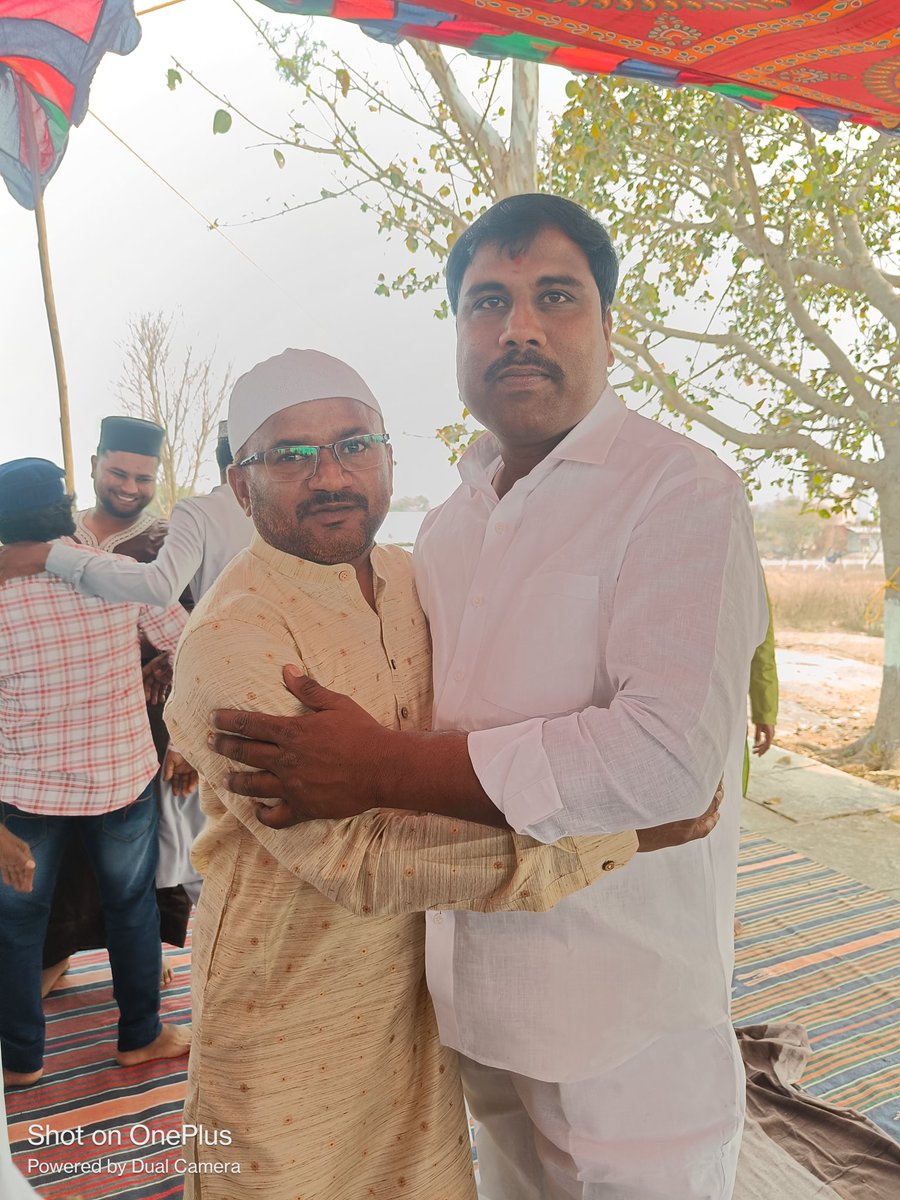 BalvanthRaipole's tweet photo. *ఈరోజు రంజాన్ పర్వదినాన్ని పురస్కరించుకొని గ్రామంలో దర్గా వద్ద  ముస్లిం సోదరులను కలిసి వారికి రంజ��న్ శుభాకాంక్షలు తెలియజేయడం జరిగింది*💐💐 https://t.co/CLzRWJwbGY