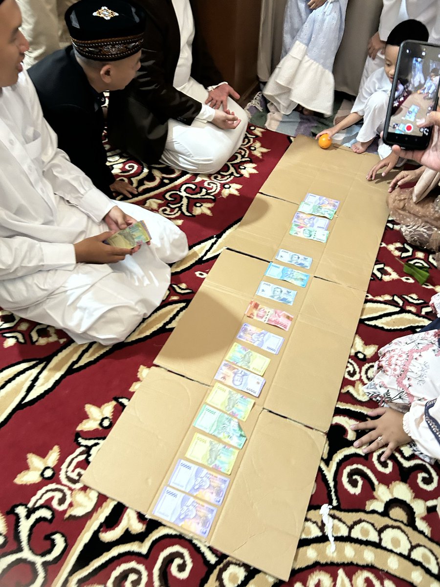 serendifaity's tweet photo. selamat lebaran dari gue yg gamau rugi ngasih thr jadi pake sistem gacha jg 😘 https://t.co/ynMS83q8Q0