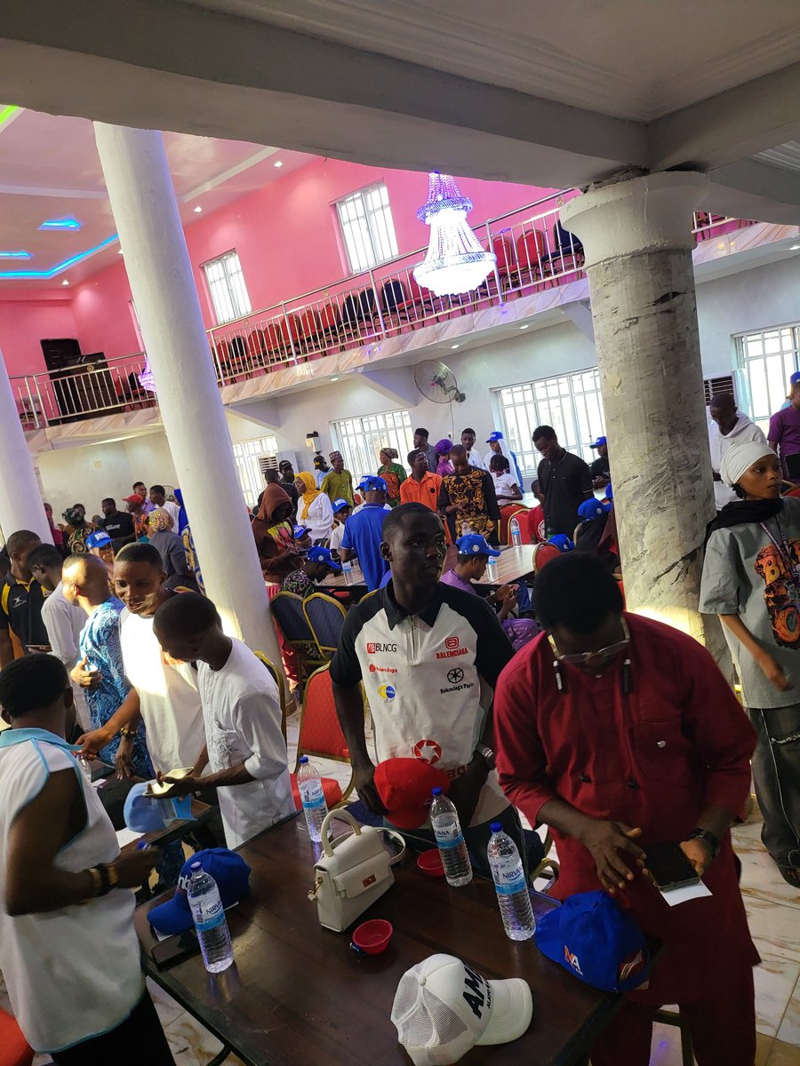 ALÁDÉNÍYÌ tweet media