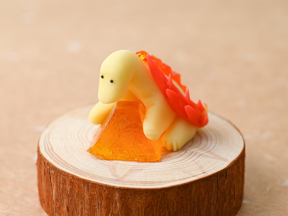 飴をぎゅっと抱えた恐竜「あめのザウルス」の和菓子が榮太樓總本鋪から、あまおう＆レモン味 - fashion-press.net/news/144506