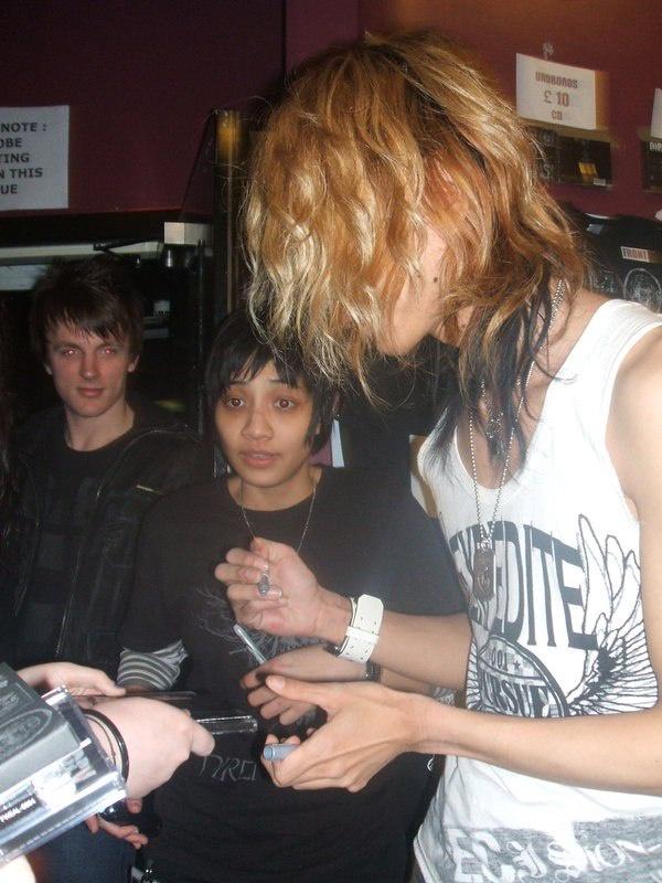 hourly diru tweet media