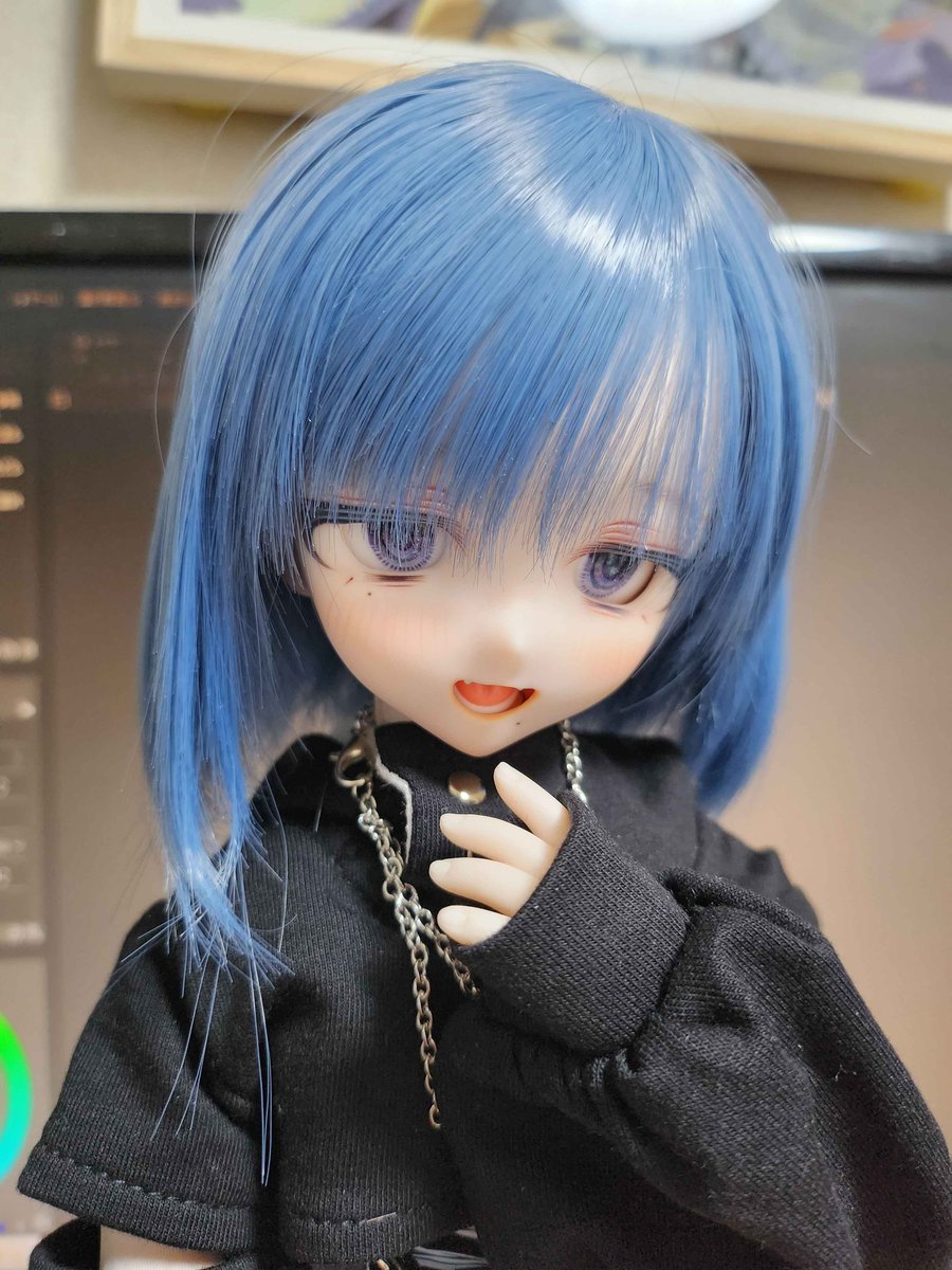 maduzu's tweet photo. お目目がダークで堪らんです‼かわいい～～
絶対短パンが似合うと思って探し回ったけどすごい中二病でかっこいい服しか見つからなくて……でも似合ってるね　今度学ラン買うね https://t.co/YJr91LTjyf