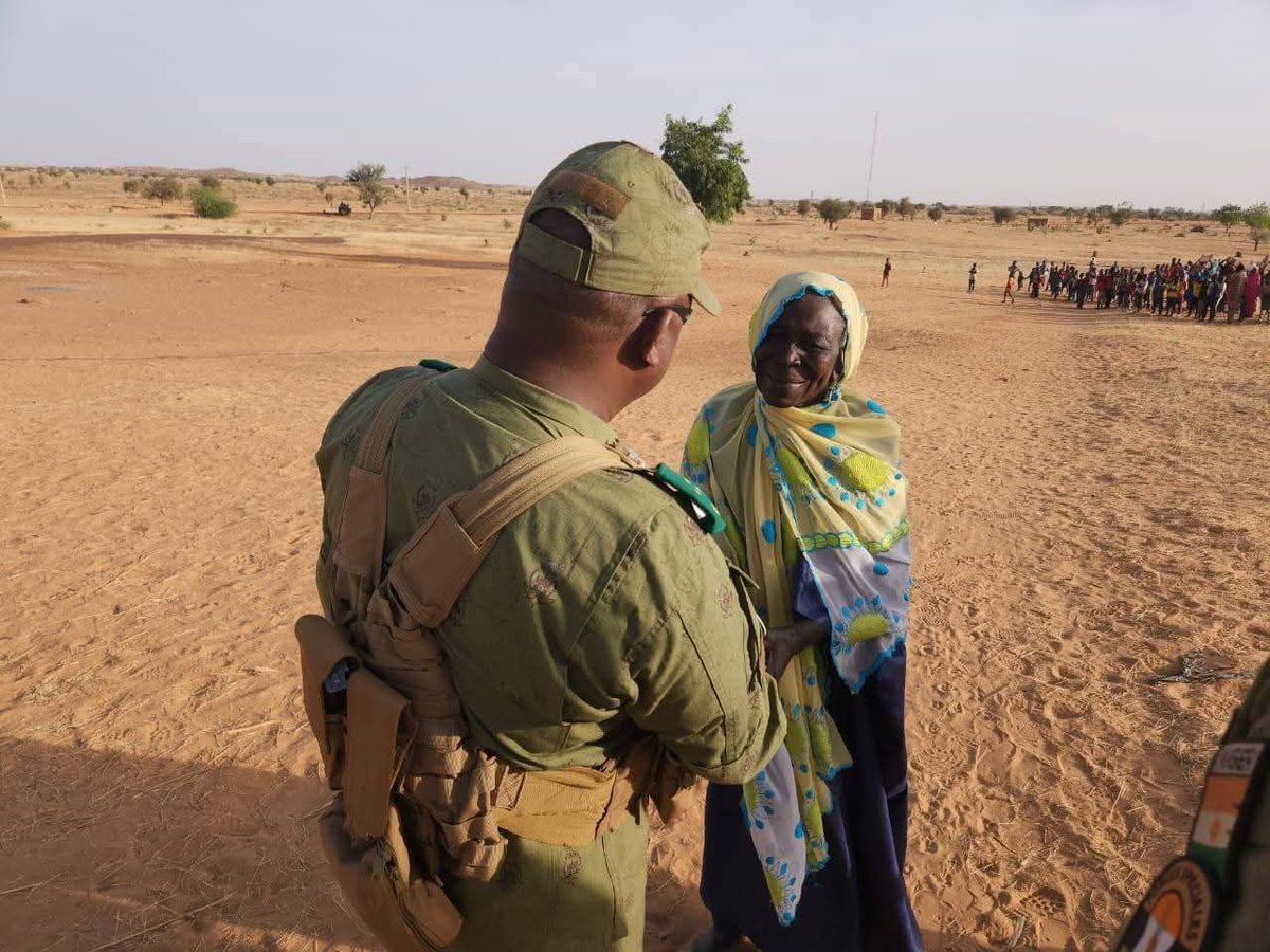 sahelbrut's tweet photo. 🚨BREAKING,NIGER🇳🇪:Le Chef d’État-Major des Armées, le Général de Division Moussa Salaou Barmou, a marqué l’Aïd el-Fitr au plus près des troupes, dans la région de Tillabéri, au cœur de la zone des trois frontières. Le sahel .

Respect et engagement ! https://t.co/gdZVFXfikF