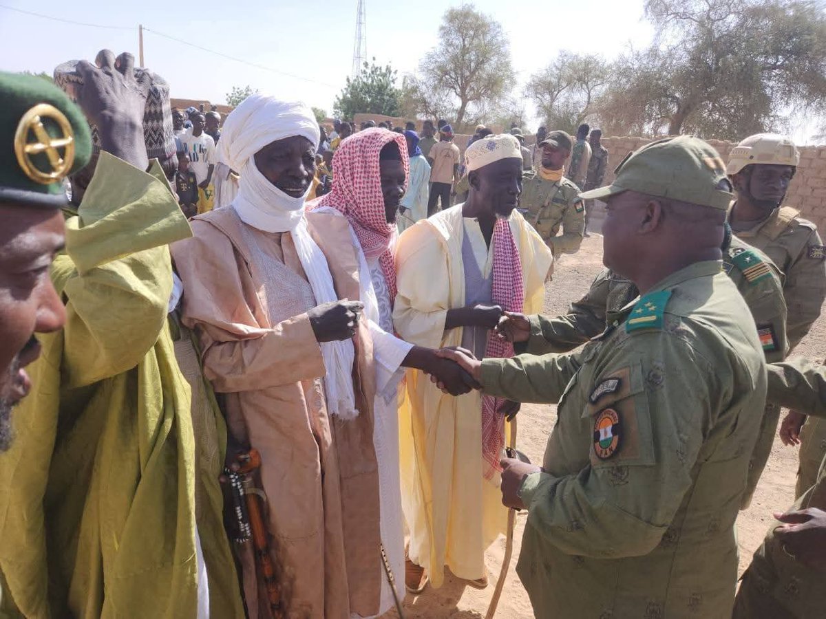 sahelbrut's tweet photo. 🚨BREAKING,NIGER🇳🇪:Le Chef d’État-Major des Armées, le Général de Division Moussa Salaou Barmou, a marqué l’Aïd el-Fitr au plus près des troupes, dans la région de Tillabéri, au cœur de la zone des trois frontières. Le sahel .

Respect et engagement ! https://t.co/gdZVFXfikF