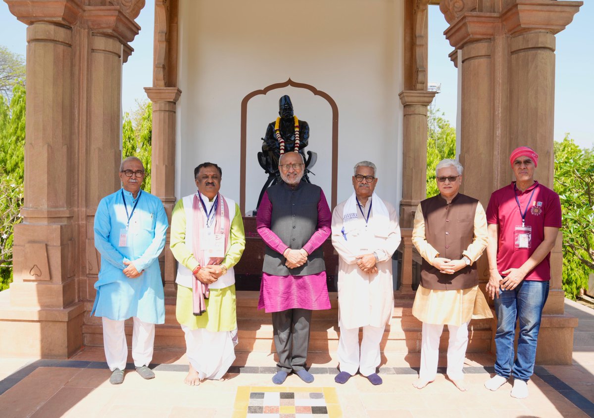CentralSanskrit's tweet photo. नागपुर के रेशमबाग स्थित डॉ. हेडगेवार स्मारक समिति परिसर में केन्द्रीय संस्कृत विश्वविद्यालय (CSU) एवं मीडिया फाउंडेशन के संयुक्त तत्वावधान में आयोजित ‘भारतीय युवा संसद’ का भव्य शुभारंभ माननीय उपराष्ट्रपति श्री सी.पी. राधाकृष्णन जी के करकमलों से सम्पन्न हुआ। इस गरिमामयी अवसर पर महाराष्ट्र के राज्यपाल श्री जिष्णु देव वर्मा, राष्ट्रीय स्वयंसेवक संघ के सह-सरकार्यवाह डॉ. कृष्ण गोपाल, CSU के कुलपति प्रो. श्रीनिवास वरखेड़ी, महाराष्ट्र के राजस्व मंत्री श्री चंद्रशेखर बावनकुले, भारतीय भाषा समिति के अध्यक्ष श्री चमुकृष्ण शास्त्री, जगद्गुरु रामानंदाचार्य राजस्थान संस्कृत विश्वविद्यालय के कुलपति प्रो. मदन मोहन झा सहित अनेक विशिष्ट अतिथियों की उपस्थिति रही। देशभर से आए लगभग 800 युवा प्रतिनिधियों ने इस आयोजन को ऊर्जा और विचारों से समृद्ध किया।

अपने प्रेरणादायी उद्बोधन में माननीय उपराष्ट्रपति जी ने केन्द्रीय संस्कृत विश्वविद्यालय के प्रयासों की विशेष सराहना करते हुए कहा कि संस्कृत केवल एक भाषा नहीं, बल्कि भारत की सभी भाषाओं को जोड़ने वाला एक सशक्त, जीवंत और अक्षय सूत्र है, जो राष्ट्र की सांस्कृतिक अखंडता का आधार है। उन्होंने CSU की ‘अष्टादशी परियोजना’ को संस्कृत के पुनर्जागरण का अभिनव माध्यम बताते हुए कहा कि यह पहल संस्कृत को कक्षाओं से निकालकर जन-जन तक पहुंचा रही है और भारत की आत्मा को पुनर्जीवित करने का महान कार्य कर रही है। उन्होंने भारतीय भाषाओं के महत्व को रेखांकित करते हुए कहा कि मातृभाषा हमारी जड़ों और पहचान को सशक्त बनाती है।

उन्होंने युवाओं को राष्ट्र की वास्तविक शक्ति बताते हुए कहा कि भारत की लगभग 65% जनसंख्या 35 वर्ष से कम आयु की है, जो ‘अमृत काल’ के ‘अमृत पुत्र’ हैं। ‘भारतीय युवा संसद’ जैसे मंच संवाद, नेतृत्व और चरित्र निर्माण के माध्यम से राष्ट्रनिर्माण की दिशा में महत्वपूर्ण भूमिका निभाते हैं। उन्होंने युवाओं से आह्वान किया कि वे 2047 तक विकसित भारत के लक्ष्य को साकार करने में सक्रिय भागीदारी निभाएं, क्योंकि संवाद से विचार और विचार से चरित्र का निर्माण होता है।

अन्य वक्ताओं ने भी अपने विचारों में राष्ट्रबोध, धर्म, सत्य और संवाद की परंपरा पर बल दिया। डॉ. कृष्ण गोपाल जी ने वैदिक काल से चली आ रही विचार-विमर्श की परंपरा का स्मरण कराते हुए ‘सत्यमेव जयते’ और ‘यतो धर्मस्ततो जयः’ के सिद्धांतों को जीवन में अपनाने का संदेश दिया। राज्यपाल श्री जिष्णु देव वर्मा ने युवाओं को डिजिटल व्यस्तताओं से समय निकालकर ऐसे मंचों से जुड़ने का आग्रह किया और ‘एकं सद्विप्रा बहुधा वदन्ति’ के माध्यम से भारत की विविधता में एकता की सुंदरता को रेखांकित किया।

यह आयोजन न केवल संवाद का मंच है, बल्कि एक सशक्त, संस्कारित और विकसित भारत के निर्माण की दिशा में एक सृजनात्मक पहल है, जिसमें युवा ही भविष्य के पथप्रदर्शक हैं।

@VPIndia @CPR_VP @shrivarakhedi @maha_governor @KGopalRSS @ChamuKShastry @profmmjha @cbawankule @ragamuki @EduMinOfIndia @IKS_Media 

#CentralSanskritUniversity #भारतीययुवासंसद #YuvaShakti #ViksitBharat2047 #संस्कृत #राष्ट्रनिर्माण #AmritKaal #ShashaktBharat