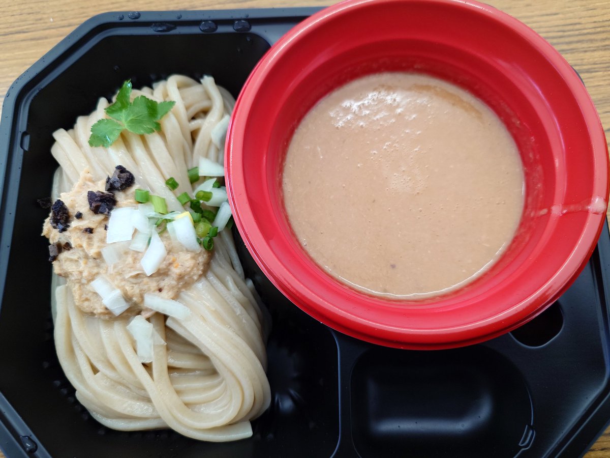 satoshi0841's tweet photo. 【つくばラーメン祭
/麺堂稲葉×竹末食堂/
黒トリュフと帆立のウルトラソウル】モチモチした麺と濃厚な鶏白湯。トリュフの飛び道具は要らないのではと思う位すごく美味しい。いや迷ってる人を惹きつけるためにはアリなのか。割スープも◯。
ホタテもトリュフも脇役。店でがっつり食べたい鶏白湯つけ麺👍 https://t.co/opgpX6FbWU