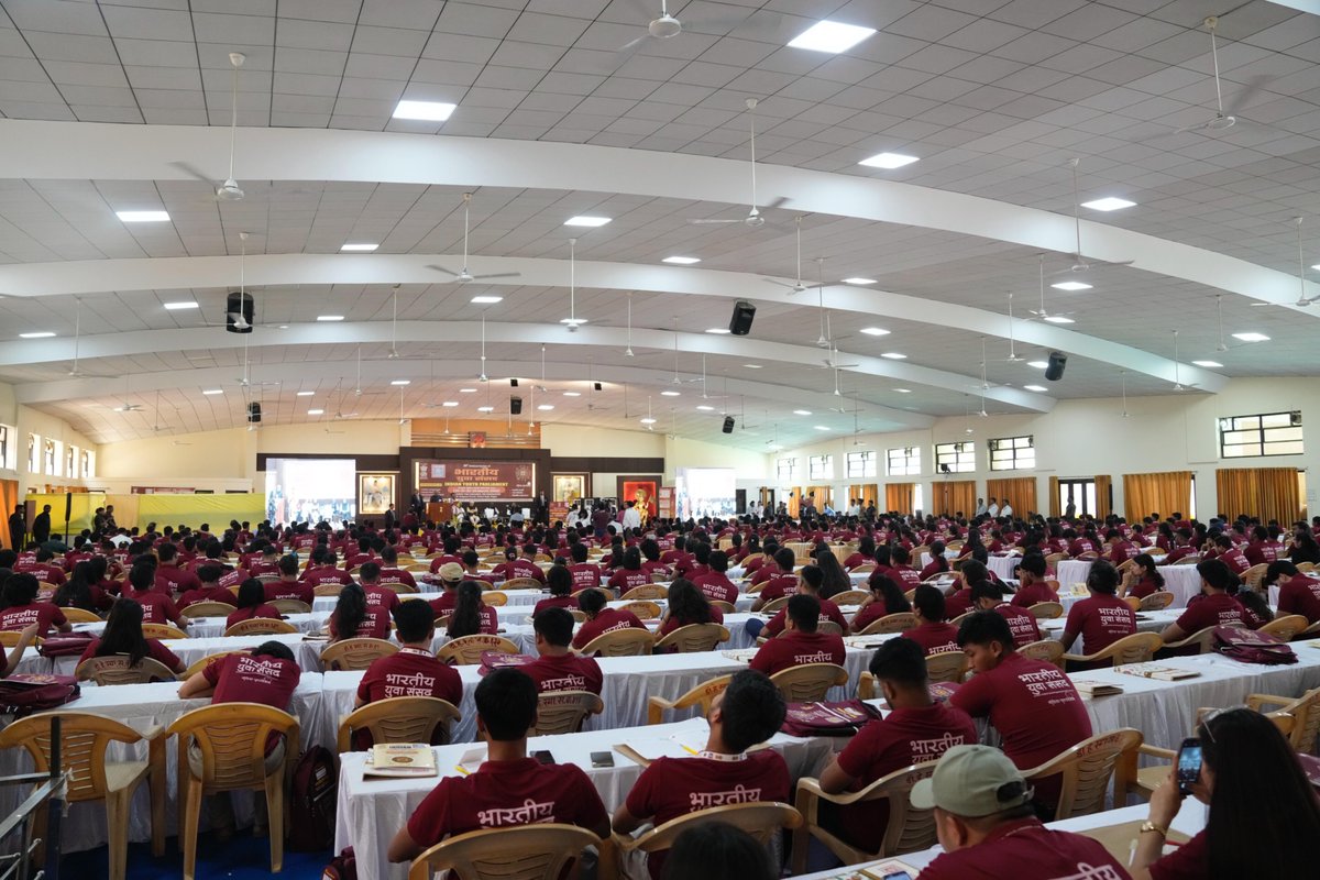CentralSanskrit's tweet photo. नागपुर के रेशमबाग स्थित डॉ. हेडगेवार स्मारक समिति परिसर में केन्द्रीय संस्कृत विश्वविद्यालय (CSU) एवं मीडिया फाउंडेशन के संयुक्त तत्वावधान में आयोजित ‘भारतीय युवा संसद’ का भव्य शुभारंभ माननीय उपराष्ट्रपति श्री सी.पी. राधाकृष्णन जी के करकमलों से सम्पन्न हुआ। इस गरिमामयी अवसर पर महाराष्ट्र के राज्यपाल श्री जिष्णु देव वर्मा, राष्ट्रीय स्वयंसेवक संघ के सह-सरकार्यवाह डॉ. कृष्ण गोपाल, CSU के कुलपति प्रो. श्रीनिवास वरखेड़ी, महाराष्ट्र के राजस्व मंत्री श्री चंद्रशेखर बावनकुले, भारतीय भाषा समिति के अध्यक्ष श्री चमुकृष्ण शास्त्री, जगद्गुरु रामानंदाचार्य राजस्थान संस्कृत विश्वविद्यालय के कुलपति प्रो. मदन मोहन झा सहित अनेक विशिष्ट अतिथियों की उपस्थिति रही। देशभर से आए लगभग 800 युवा प्रतिनिधियों ने इस आयोजन को ऊर्जा और विचारों से समृद्ध किया।

अपने प्रेरणादायी उद्बोधन में माननीय उपराष्ट्रपति जी ने केन्द्रीय संस्कृत विश्वविद्यालय के प्रयासों की विशेष सराहना करते हुए कहा कि संस्कृत केवल एक भाषा नहीं, बल्कि भारत की सभी भाषाओं को जोड़ने वाला एक सशक्त, जीवंत और अक्षय सूत्र है, जो राष्ट्र की सांस्कृतिक अखंडता का आधार है। उन्होंने CSU की ‘अष्टादशी परियोजना’ को संस्कृत के पुनर्जागरण का अभिनव माध्यम बताते हुए कहा कि यह पहल संस्कृत को कक्षाओं से निकालकर जन-जन तक पहुंचा रही है और भारत की आत्मा को पुनर्जीवित करने का महान कार्य कर रही है। उन्होंने भारतीय भाषाओं के महत्व को रेखांकित करते हुए कहा कि मातृभाषा हमारी जड़ों और पहचान को सशक्त बनाती है।

उन्होंने युवाओं को राष्ट्र की वास्तविक शक्ति बताते हुए कहा कि भारत की लगभग 65% जनसंख्या 35 वर्ष से कम आयु की है, जो ‘अमृत काल’ के ‘अमृत पुत्र’ हैं। ‘भारतीय युवा संसद’ जैसे मंच संवाद, नेतृत्व और चरित्र निर्माण के माध्यम से राष्ट्रनिर्माण की दिशा में महत्वपूर्ण भूमिका निभाते हैं। उन्होंने युवाओं से आह्वान किया कि वे 2047 तक विकसित भारत के लक्ष्य को साकार करने में सक्रिय भागीदारी निभाएं, क्योंकि संवाद से विचार और विचार से चरित्र का निर्माण होता है।

अन्य वक्ताओं ने भी अपने विचारों में राष्ट्रबोध, धर्म, सत्य और संवाद की परंपरा पर बल दिया। डॉ. कृष्ण गोपाल जी ने वैदिक काल से चली आ रही विचार-विमर्श की परंपरा का स्मरण कराते हुए ‘सत्यमेव जयते’ और ‘यतो धर्मस्ततो जयः’ के सिद्धांतों को जीवन में अपनाने का संदेश दिया। राज्यपाल श्री जिष्णु देव वर्मा ने युवाओं को डिजिटल व्यस्तताओं से समय निकालकर ऐसे मंचों से जुड़ने का आग्रह किया और ‘एकं सद्विप्रा बहुधा वदन्ति’ के माध्यम से भारत की विविधता में एकता की सुंदरता को रेखांकित किया।

यह आयोजन न केवल संवाद का मंच है, बल्कि एक सशक्त, संस्कारित और विकसित भारत के निर्माण की दिशा में एक सृजनात्मक पहल है, जिसमें युवा ही भविष्य के पथप्रदर्शक हैं।

@VPIndia @CPR_VP @shrivarakhedi @maha_governor @KGopalRSS @ChamuKShastry @profmmjha @cbawankule @ragamuki @EduMinOfIndia @IKS_Media 

#CentralSanskritUniversity #भारतीययुवासंसद #YuvaShakti #ViksitBharat2047 #संस्कृत #राष्ट्रनिर्माण #AmritKaal #ShashaktBharat