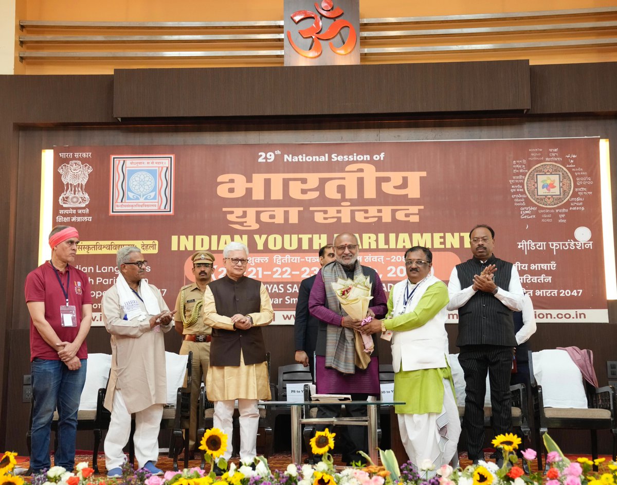 CentralSanskrit's tweet photo. नागपुर के रेशमबाग स्थित डॉ. हेडगेवार स्मारक समिति परिसर में केन्द्रीय संस्कृत विश्वविद्यालय (CSU) एवं मीडिया फाउंडेशन के संयुक्त तत्वावधान में आयोजित ‘भारतीय युवा संसद’ का भव्य शुभारंभ माननीय उपराष्ट्रपति श्री सी.पी. राधाकृष्णन जी के करकमलों से सम्पन्न हुआ। इस गरिमामयी अवसर पर महाराष्ट्र के राज्यपाल श्री जिष्णु देव वर्मा, राष्ट्रीय स्वयंसेवक संघ के सह-सरकार्यवाह डॉ. कृष्ण गोपाल, CSU के कुलपति प्रो. श्रीनिवास वरखेड़ी, महाराष्ट्र के राजस्व मंत्री श्री चंद्रशेखर बावनकुले, भारतीय भाषा समिति के अध्यक्ष श्री चमुकृष्ण शास्त्री, जगद्गुरु रामानंदाचार्य राजस्थान संस्कृत विश्वविद्यालय के कुलपति प्रो. मदन मोहन झा सहित अनेक विशिष्ट अतिथियों की उपस्थिति रही। देशभर से आए लगभग 800 युवा प्रतिनिधियों ने इस आयोजन को ऊर्जा और विचारों से समृद्ध किया।

अपने प्रेरणादायी उद्बोधन में माननीय उपराष्ट्रपति जी ने केन्द्रीय संस्कृत विश्वविद्यालय के प्रयासों की विशेष सराहना करते हुए कहा कि संस्कृत केवल एक भाषा नहीं, बल्कि भारत की सभी भाषाओं को जोड़ने वाला एक सशक्त, जीवंत और अक्षय सूत्र है, जो राष्ट्र की सांस्कृतिक अखंडता का आधार है। उन्होंने CSU की ‘अष्टादशी परियोजना’ को संस्कृत के पुनर्जागरण का अभिनव माध्यम बताते हुए कहा कि यह पहल संस्कृत को कक्षाओं से निकालकर जन-जन तक पहुंचा रही है और भारत की आत्मा को पुनर्जीवित करने का महान कार्य कर रही है। उन्होंने भारतीय भाषाओं के महत्व को रेखांकित करते हुए कहा कि मातृभाषा हमारी जड़ों और पहचान को सशक्त बनाती है।

उन्होंने युवाओं को राष्ट्र की वास्तविक शक्ति बताते हुए कहा कि भारत की लगभग 65% जनसंख्या 35 वर्ष से कम आयु की है, जो ‘अमृत काल’ के ‘अमृत पुत्र’ हैं। ‘भारतीय युवा संसद’ जैसे मंच संवाद, नेतृत्व और चरित्र निर्माण के माध्यम से राष्ट्रनिर्माण की दिशा में महत्वपूर्ण भूमिका निभाते हैं। उन्होंने युवाओं से आह्वान किया कि वे 2047 तक विकसित भारत के लक्ष्य को साकार करने में सक्रिय भागीदारी निभाएं, क्योंकि संवाद से विचार और विचार से चरित्र का निर्माण होता है।

अन्य वक्ताओं ने भी अपने विचारों में राष्ट्रबोध, धर्म, सत्य और संवाद की परंपरा पर बल दिया। डॉ. कृष्ण गोपाल जी ने वैदिक काल से चली आ रही विचार-विमर्श की परंपरा का स्मरण कराते हुए ‘सत्यमेव जयते’ और ‘यतो धर्मस्ततो जयः’ के सिद्धांतों को जीवन में अपनाने का संदेश दिया। राज्यपाल श्री जिष्णु देव वर्मा ने युवाओं को डिजिटल व्यस्तताओं से समय निकालकर ऐसे मंचों से जुड़ने का आग्रह किया और ‘एकं सद्विप्रा बहुधा वदन्ति’ के माध्यम से भारत की विविधता में एकता की सुंदरता को रेखांकित किया।

यह आयोजन न केवल संवाद का मंच है, बल्कि एक सशक्त, संस्कारित और विकसित भारत के निर्माण की दिशा में एक सृजनात्मक पहल है, जिसमें युवा ही भविष्य के पथप्रदर्शक हैं।

@VPIndia @CPR_VP @shrivarakhedi @maha_governor @KGopalRSS @ChamuKShastry @profmmjha @cbawankule @ragamuki @EduMinOfIndia @IKS_Media 

#CentralSanskritUniversity #भारतीययुवासंसद #YuvaShakti #ViksitBharat2047 #संस्कृत #राष्ट्रनिर्माण #AmritKaal #ShashaktBharat