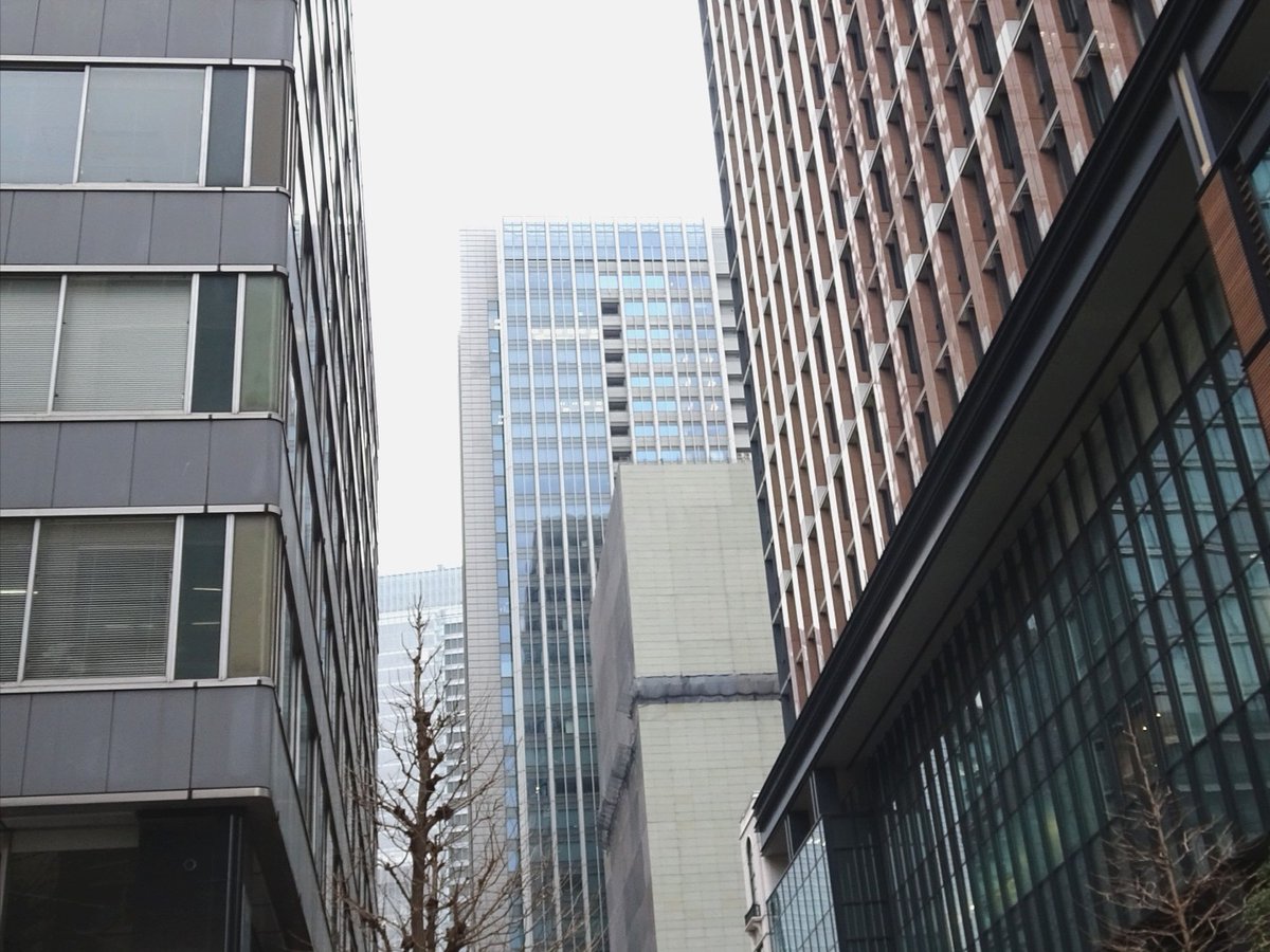 昨日は多摩川住宅の後、秋葉原で買い物してから丸の内でロケ地写真撮影しました。ウルトラマンの巨大アキコ隊員の所です。ここは街路樹が葉をつけてしまうとビルが見えなくなってしまうので今週くらいがラストチャンスと思い来たわけです。ケムール人のカットも撮影しました。