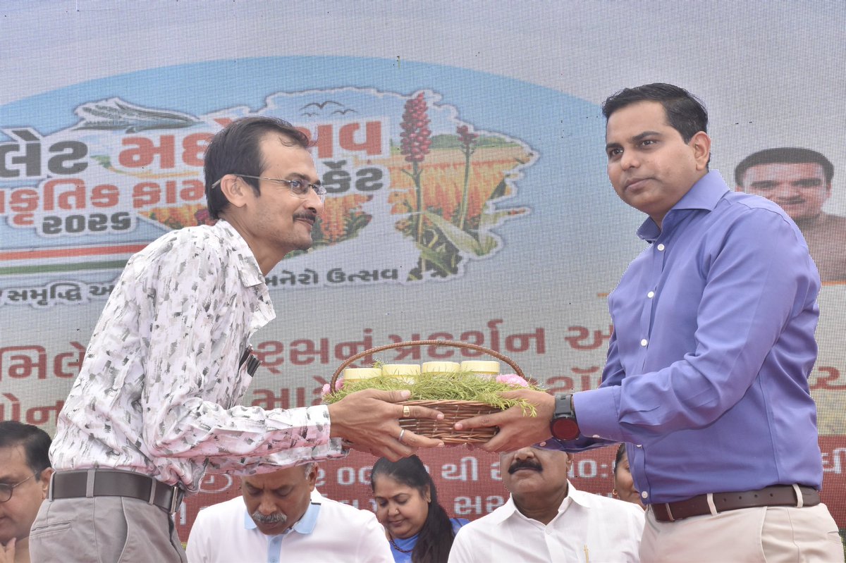 collectorjunag's tweet photo. જૂનાગઢ ખાતે આજરોજ કૃષિ વિભાગ દ્વારા આયોજિત ‘મિલેટ મહોત્સવ’ અને ‘પ્રાકૃતિક ફાર્મર માર્કેટ - 2026’ કાર્યક્રમ માન.મંત્રીશ્રી પ્રદ્યુમન વાજા સાહેબના અધ્યક્ષ સ્થાને યોજાયો.

@CMOGuj @sanghaviharsh @drpradyumanvaja @ikaushikvekaria @revenuegujarat @InfoGujarat https://t.co/r2kQCaShXZ