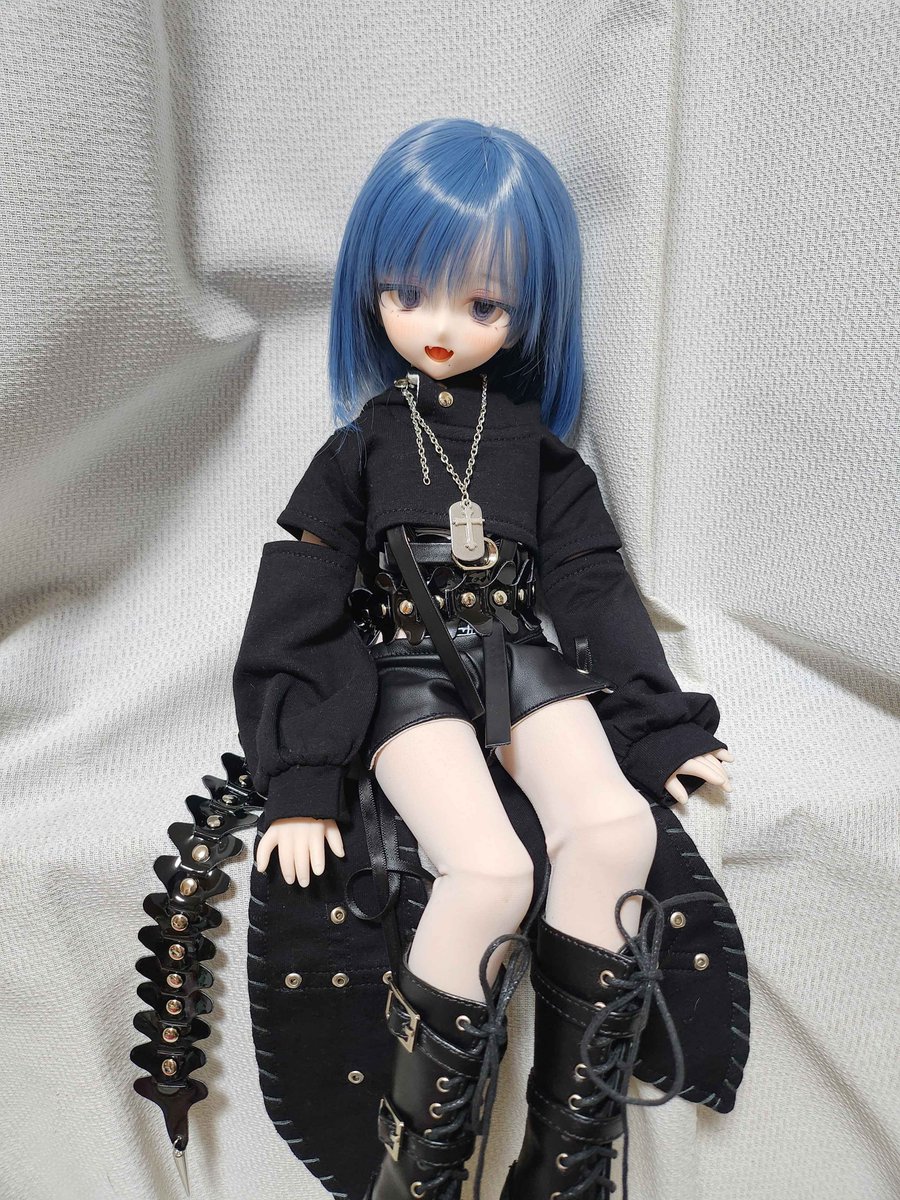 maduzu's tweet photo. お目目がダークで堪らんです‼かわいい～～
絶対短パンが似合うと思って探し回ったけどすごい中二病でかっこいい服しか見つからなくて……でも似合ってるね　今度学ラン買うね https://t.co/YJr91LTjyf
