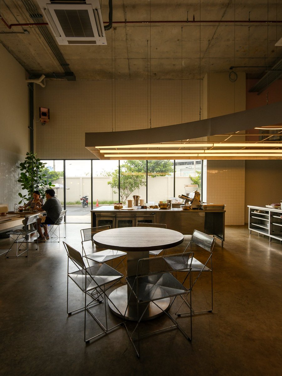 บ้านหลังที่สองของ LARDER มาแบบใหญ่กว่าเดิมมาก เหมือนยกโคเปนมาไว้ที่จตุจักร เพดานสูงโปร่ง บาร์น้ำและครัวเปิด มู้ดดีมาก ๆ