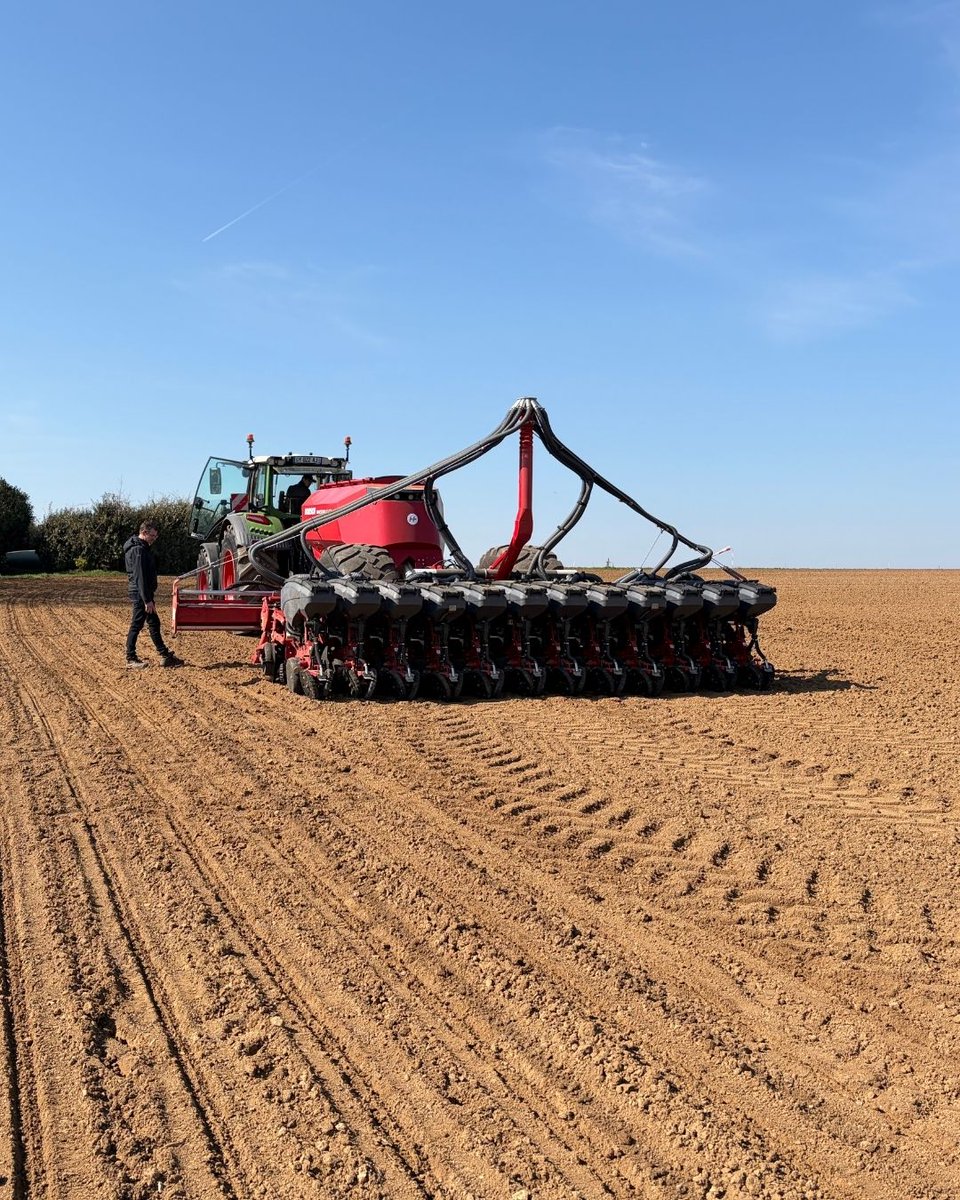HORSCH_France's tweet photo. [🆙 MAESTRO 12 TX]  #semis #MissBetter en Seine &amp; Marne à 45 cm
#microgranulé sur le rang #apport d'engrais #starter dans le sillon 
#nourrir #plante dès le demarrage
#Doseur éprouvé AirSpeed vitesse de 10-11 km/h après optimisation des réglages par notre technicien Clément. https://t.co/HtI1XYCZ0M