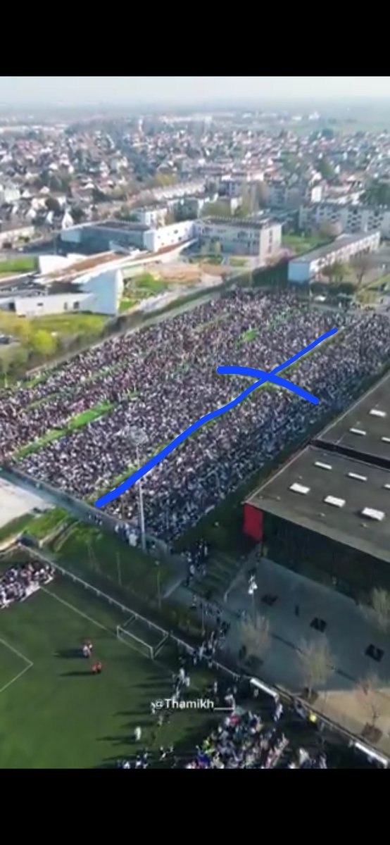 OLONE69's tweet photo. @NdongEurydice Bah quoi, c'est effrayant de voir des gens prier Dieu ? Et puis, ils respectent le principe de la France chrétienne, ils ont formé une immense croix 🤷🏻‍♂️ https://t.co/xuXh0NWqm9