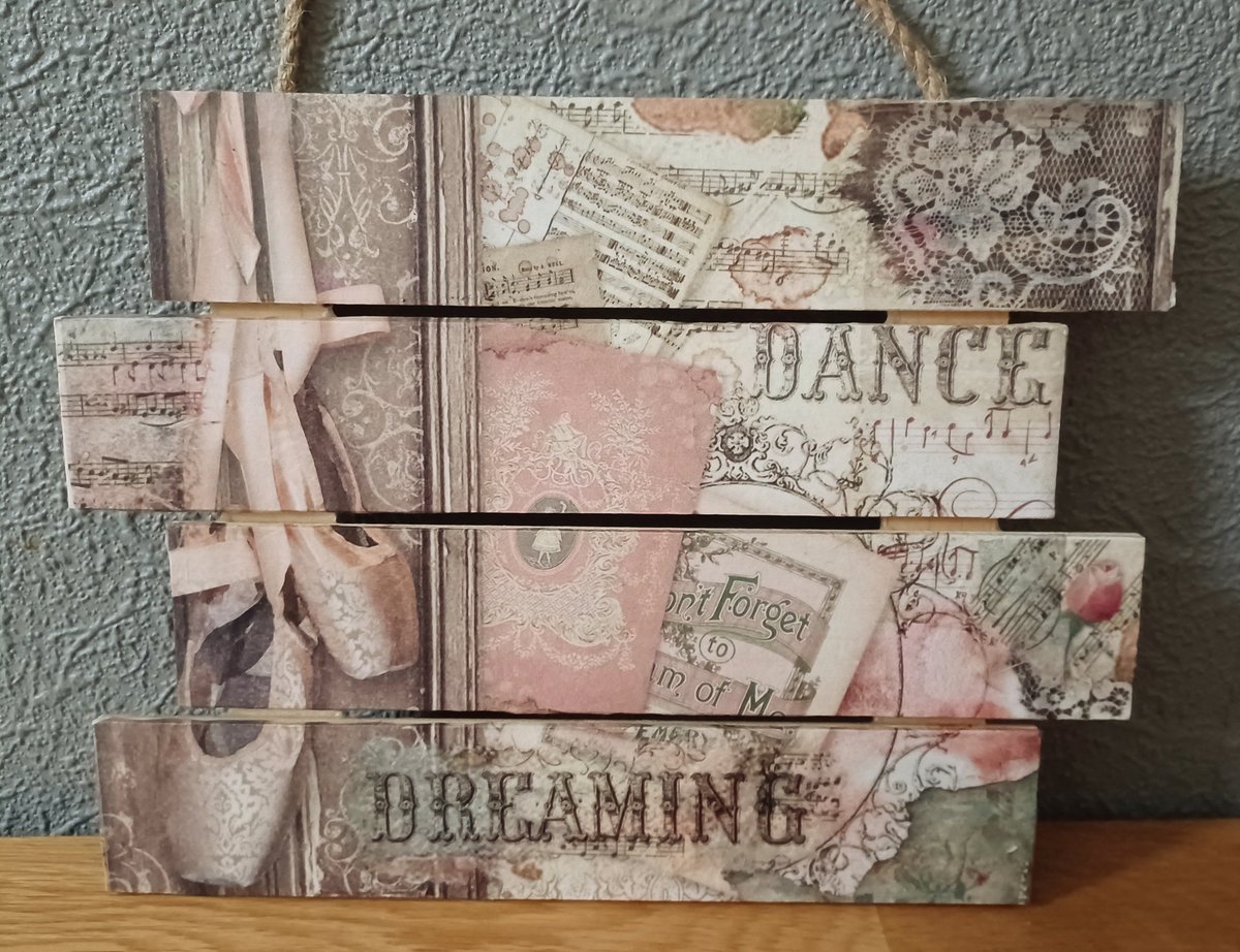 SuziQCrafts's tweet photo. *Signature Savings* on selected item throughout March 😍 Gifts and keepsakes for family, friends or treat yourself.
https://t.co/zZZbYd6wA3
#ukgiftam #ukgifthour #giftideas #keepsakes #sale #saturday #wine #homedecorart #candles https://t.co/1gQ3Rq1A44