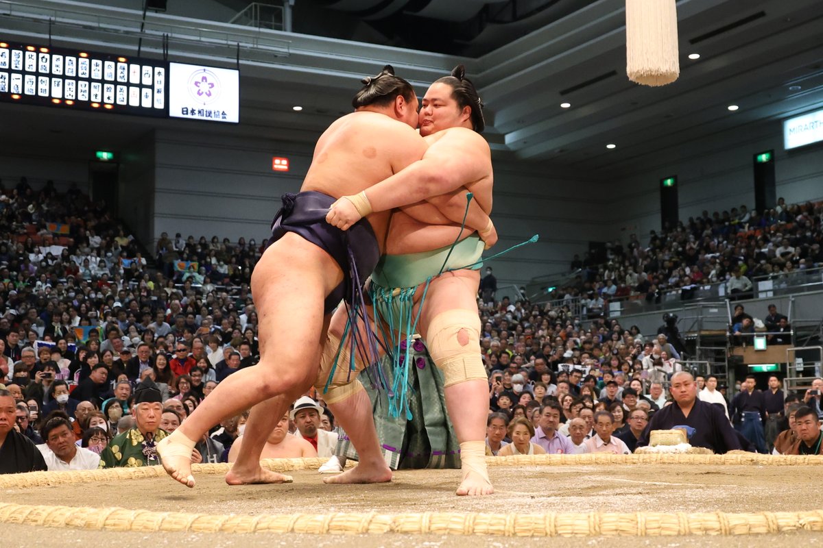 十四日目の様子＞ 幕内取組 琴櫻（9勝5敗） 外掛け 豊昇龍（10勝4敗