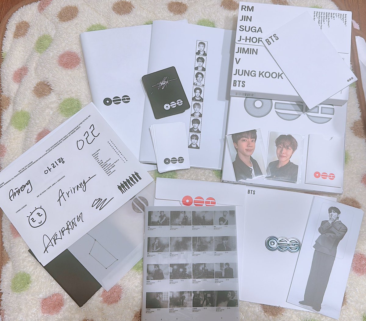 ManytySweet's tweet image. アルバム届いた～2箱🍀*゜
この写真集にして
良かった～✨️
大きい方の
写真の束を包んであるのは
ポスターだったょ✨

私は ジン君🐹とホビたんでした～😬

#BTS_ARİRANG 
#BTS_SWİM 
#ARMYPeru
