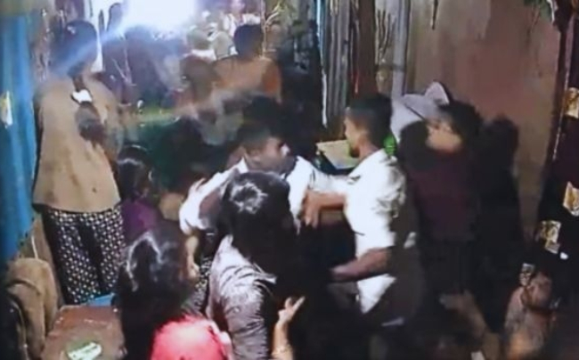 Sewri (Mumbai) – Hindu women attacked with iron rods by religious fanatics 🚨

A case has been registered against 7 accused, but serious concerns remain.

⚠️ Reports of repeated harassment aimed at forcing Hindus to vacate the area - Rising fear in the locality 

What happened in