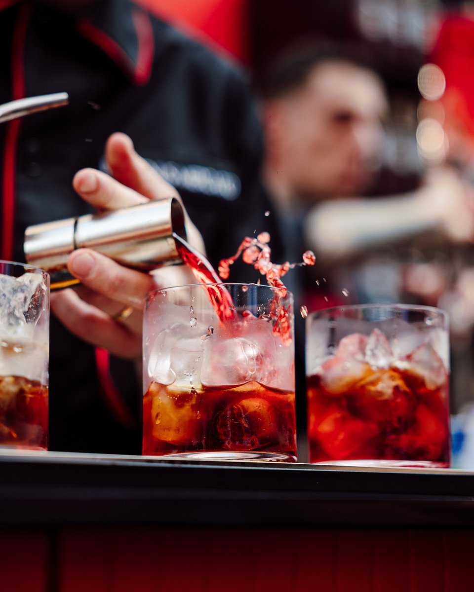 Campari_Japan's tweet photo. グラスの中で溶け合う、完璧な調和。
#ネグローニ を交わす、贅沢な夜の始まり。
　
#カンパリ #カクテル #アペリティーボ #EnjoyResponsibly https://t.co/pOb0zZl1Rw