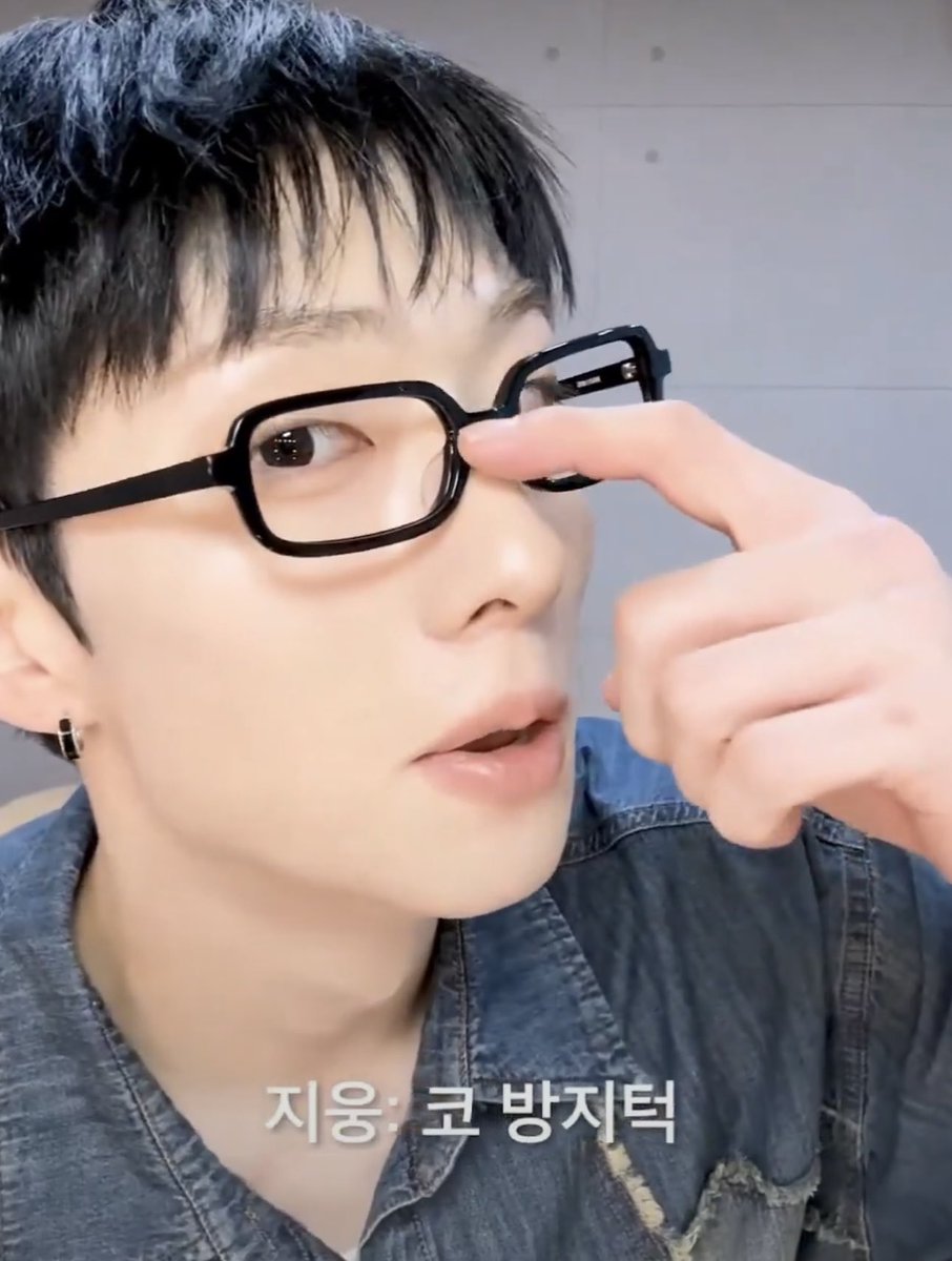 oh jiung you want to cosplay peter parker so bad……… 🌀🌀
