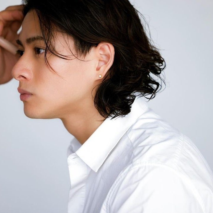 hi__xxv's tweet photo. 紫耀くんへ

親友くんがロン毛パーマかっこ良くて憧��てくれてるみたいだから黒髪パーマにしよっか🎶🎶 https://t.co/ZG9IdGn6vz