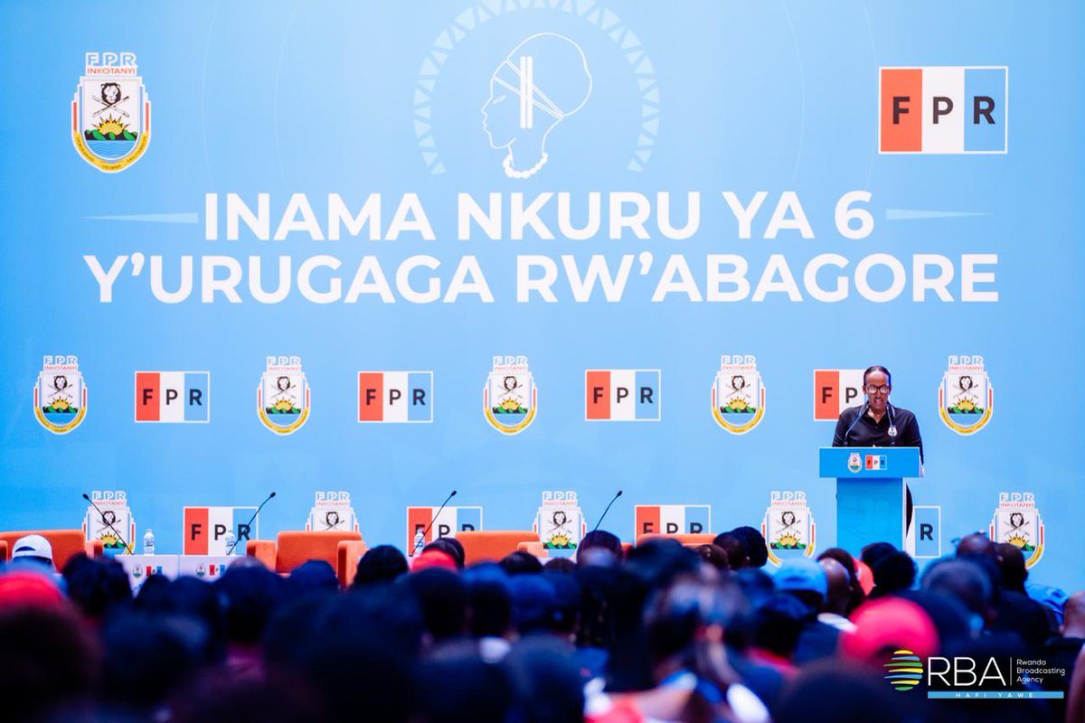 rbarwanda's tweet photo. Madamu Jeannette Kagame yavuze ko amahitamo ubuyobozi bw’Igihugu bwakoze, yibutsa ko Abanyarwanda bafitanye isano y’Ubunyarwanda, bityo abagore basabwa gufata iya mbere mu gushimangira iyo ntero bahereye mu miryango yabo.

Ati “Ubunyarwanda ntabwo ari ijambo gusa rivuga iryo sano; ni intekerezo, imyitwarire n’imibanire bishingiye ku ndangagaciro z’umuco wacu n’ururimi rwacu. Ubunyarwanda buravukanwa ariko cyane cyane buratozwa. Aha ni naho dufite inshingano zikomeye nk'ababyeyi bahekeye u Rwanda.” #RBAAmakuru