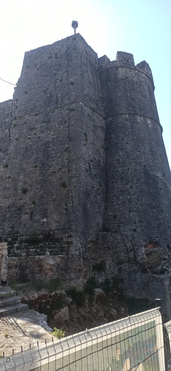 Popeh se na Kanli kulu, da je prosto na mauzolej.