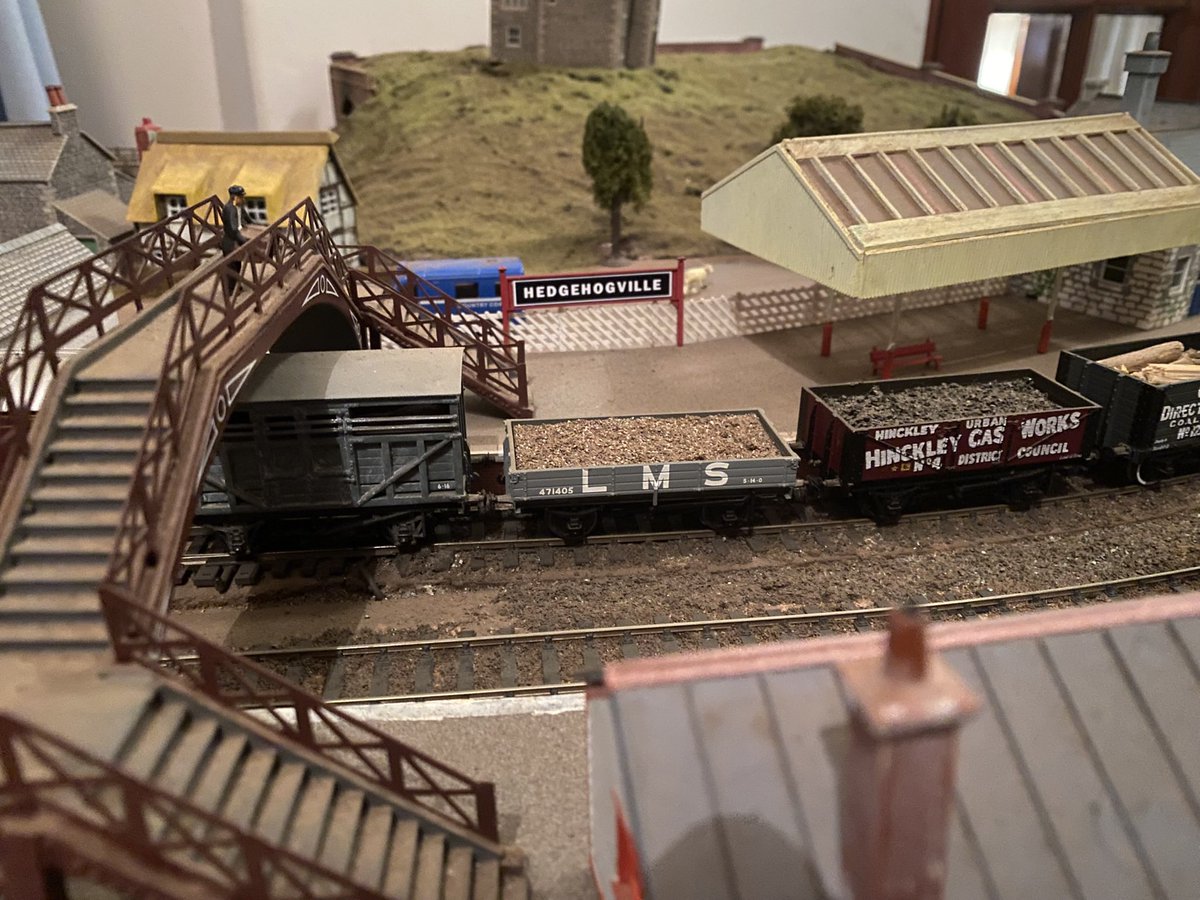 Charlie Goldsmith tweet media