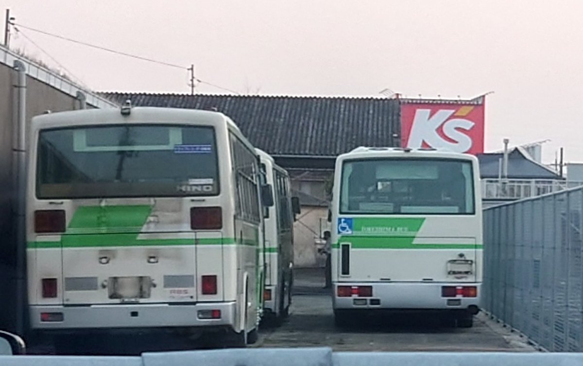 8402ky's tweet photo. #徳島バス
もうナンバーが切られてた😭
唯一の66も出番なく引退かな？
ノンステ以外のバスが着実に更新されていく・・・ https://t.co/DPyYpYqL8r