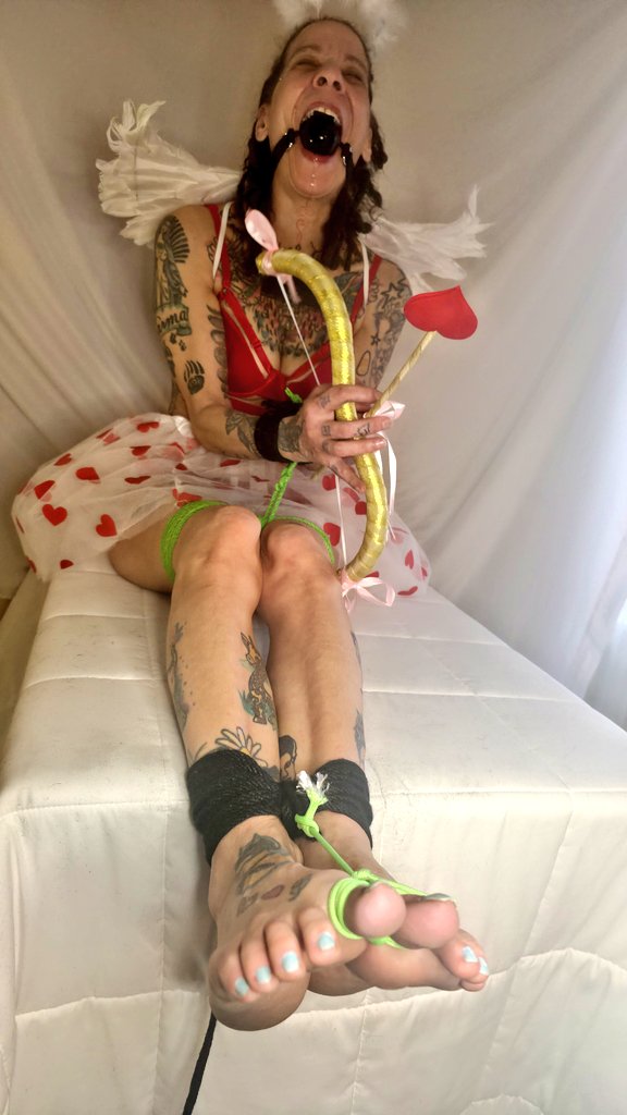 LeftOnur's tweet photo. A little late, but that's better than never. Had such a fun time with @MzMerlowe , tried some new ties. Cupid has terrible aim btw. I liked using the stocking, we both want to try again. She's amazing, and her soles suffered many different torments https://t.co/1vak1jIqic