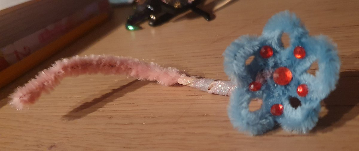 Zum erstemal versucht selber so ne Blume zu Basteln von dem Material; Pfeifenreiniger XD mit ein wenig Verzweiflung .-. Aber was sagt ihr dazu? 🥰🌟✨️ #Pfeifenreiniger #funny #blume #flower #craft #craftcontet #anime #furry #contet