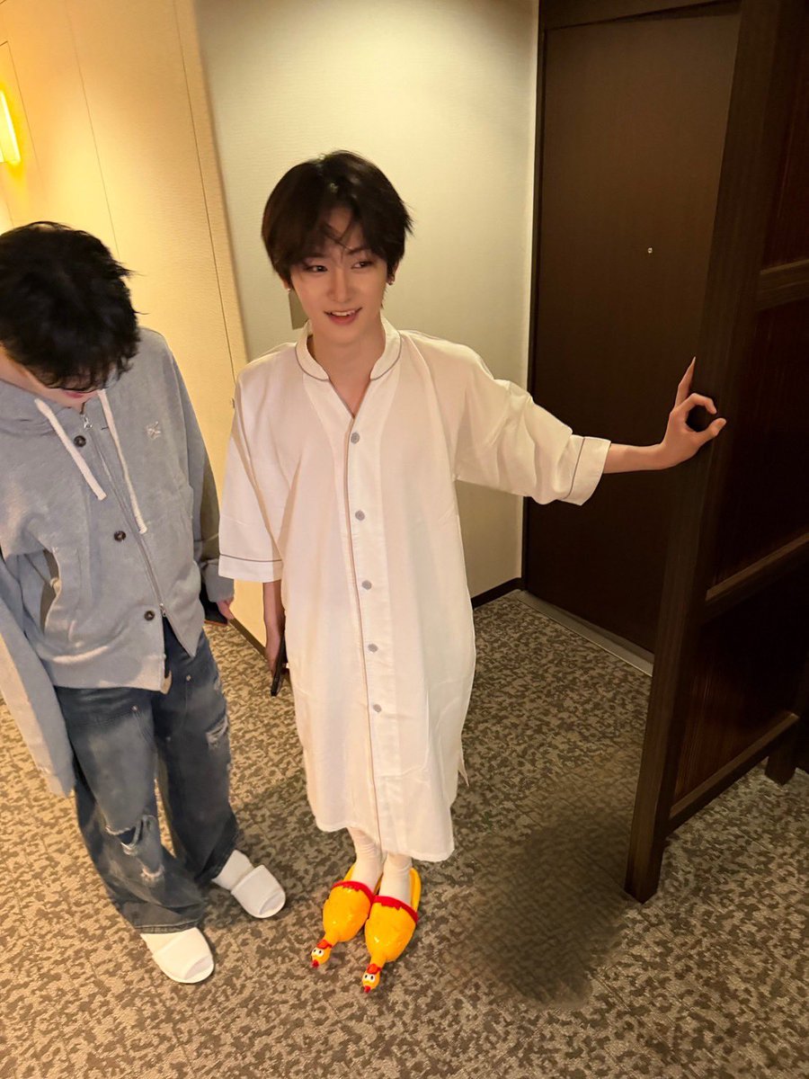 ald1hxs's tweet photo. ald1 大阪 アラーム会 オフイベ レポ

me 今回日本で買ったものの中で気に入ったものはある？
🐱 スリッパ‼️あれめっちゃ良い🥹買って🥹🥹

アンシンこのスリッパかなり気に入っているみたいでこちらにも購入勧めてきてしぬ https://t.co/fBe6wlvhBv