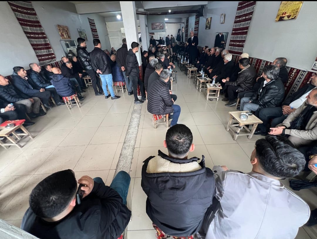 BilalKarabulak1's tweet photo. Milletvekillerimiz, İl Başkanımız, Belediye Başkanımız, il meclis başkanımız, Merkez İlçe ve Gençlik Kolları Başkanlarımız, kıymetli teşkilat mensuplarımız ilçe halkımız ile birlikte Karlıova ilçemizde düzenlenen bayramlaşma programında hemşehrilerimizle bir araya geldik. https://t.co/D5UmRRsert