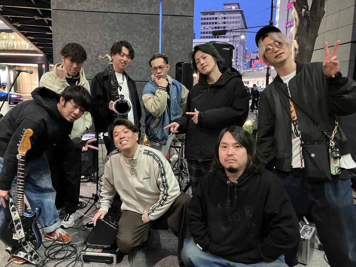 BUSKER_UMEKITA's tweet photo. 【🎤本日のバスカー🎸】
グランフロント大阪🏢
🪧うめきた広場東(D)
#tenoto さんです✨

本日はゲストに #JUNKUNIT さんをお迎えして豪華メンバーでお届します👏

ぜひお越しください‼️

２組のライブ情報はSNSをチェックしてくださいね✅

#MUSICBUSKER https://t.co/GrZIuDrIDM