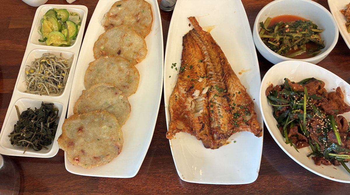 한국 출장 마지막날 점심은 코다리와 곤드레밥. 제육과 감자전을 겯들임.