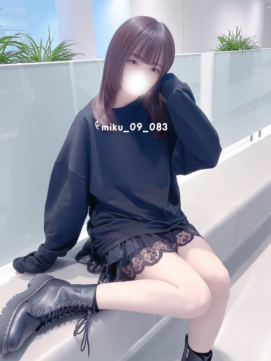 天使界隈から来ました。ちょっと大人っぽいのです? （…実は黒を着て強