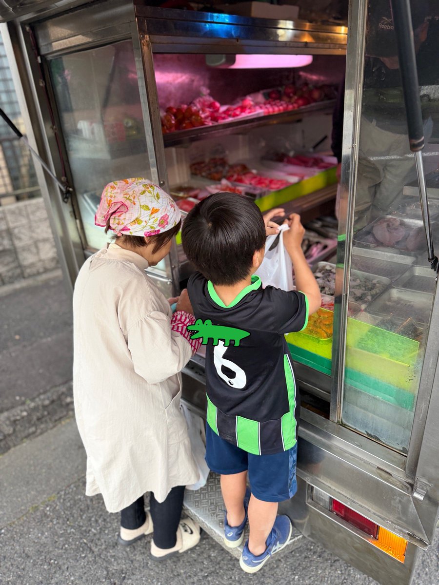 centurion2019's tweet photo. ど田舎では当たり前の

「走る魚屋さん」

夕方になると住宅街をトラックで回っています🚚

サービスで
魚ではなく
みかん🍊をもらいました

この文化は都会にはないと思います😊 https://t.co/eXduoorDwC