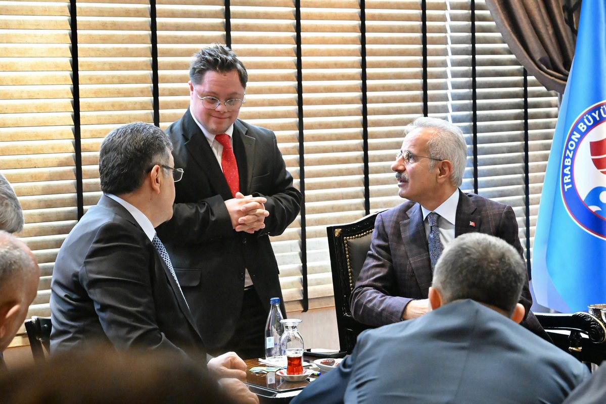 📌 Trabzon Büyükşehir Belediyemizin düzenlediği bayramlaşma programında kıymetli hemşehrilerimizle bir araya geldik.

Bayramın bereketini, birlik ve beraberliğin sıcaklığını hep birlikte paylaştık. 

Gönüller bir, muhabbet daim…

Hayırlı bayramlar 💫

📍<a href="/TrabzonBelTr/">Trabzon Büyükşehir Belediyesi</a>