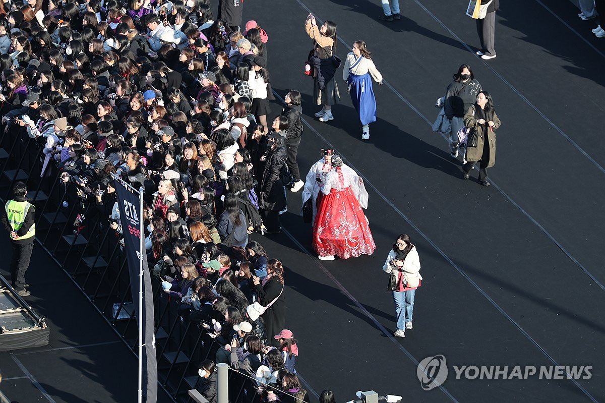 JK_Glitters's tweet photo. Seoul now: The area around the BTS performing stage has been secured with what is effectively a fortress-like blockade to prevent terrorism. Using barricades and police bus walls, authorities have set up triple-layer security lines at five main roads and fifteen side streets to block any attempted vehicle-ramming attacks.

The section from Jeokseon Intersection to Dongsipjagak Intersection, centered around the stage where the BTS members will perform, will be turned into a “sterile zone.” Multiple layers of fencing will be installed, and public access will be completely restricted. 

Police estimated that up to 260,000 people would gather around Gwanghwamun area on the day of the performance. This would be the largest turnout for a cultural event since the street cheering during the 2002 World Cup.